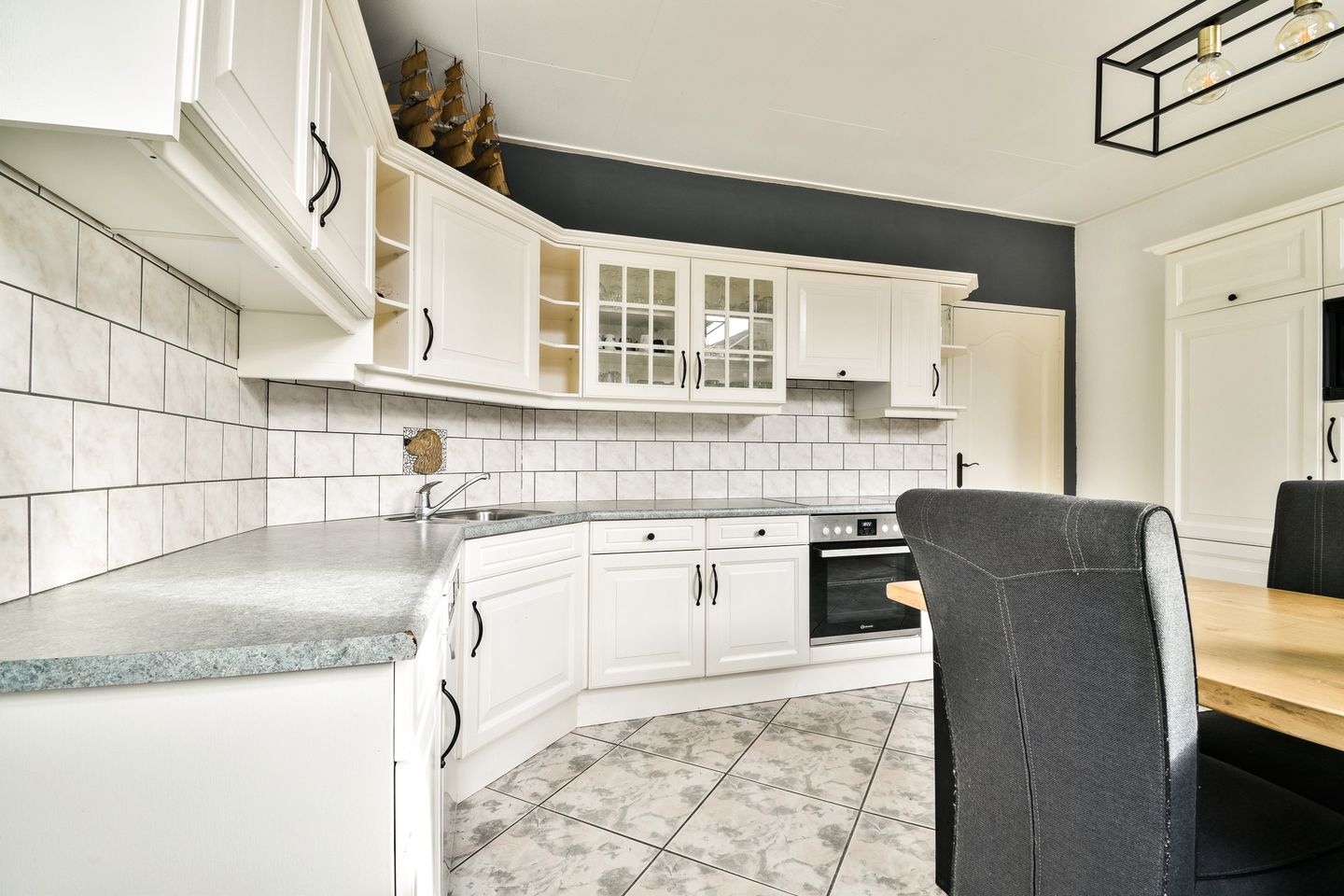 Characteristic semi-detached home with unique riverside location and five bedrooms — 20