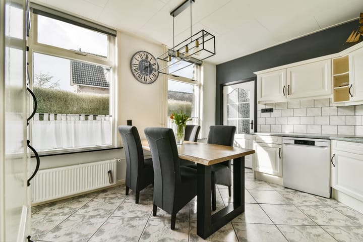 Characteristic semi-detached home with unique riverside location and five bedrooms — 21