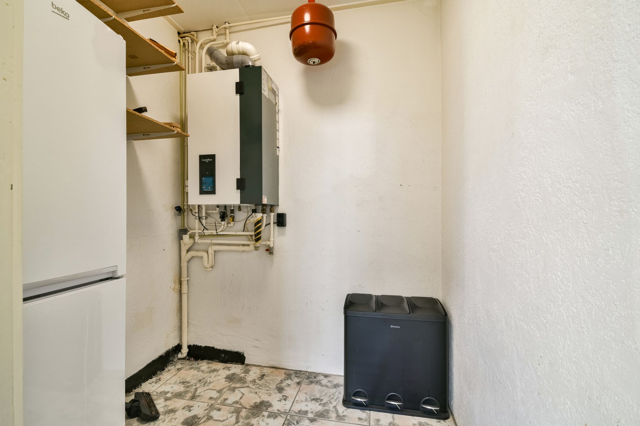 Characteristic semi-detached home with unique riverside location and five bedrooms — 24
