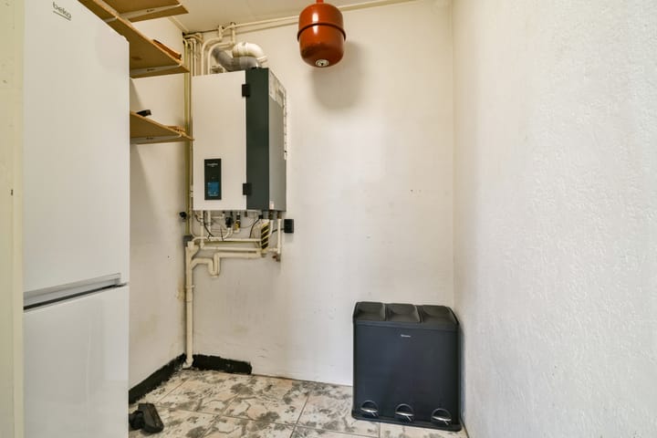 Characteristic semi-detached home with unique riverside location and five bedrooms — 23
