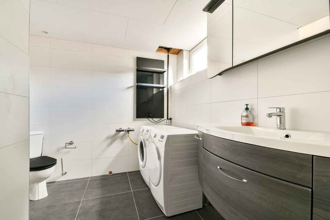 Characteristic semi-detached home with unique riverside location and five bedrooms — 26