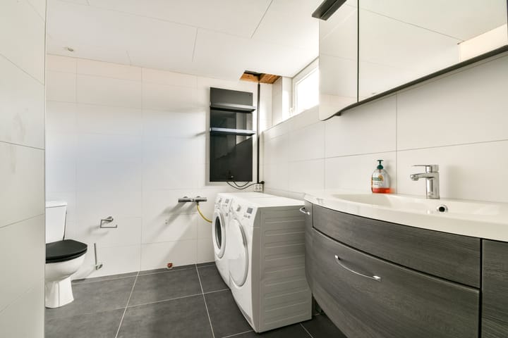 Characteristic semi-detached home with unique riverside location and five bedrooms — 25