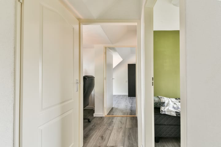 Characteristic semi-detached home with unique riverside location and five bedrooms — 29