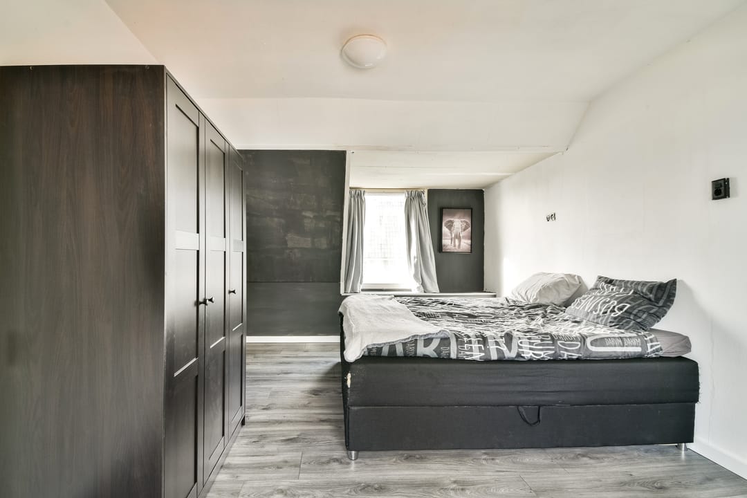 Characteristic semi-detached home with unique riverside location and five bedrooms — 32