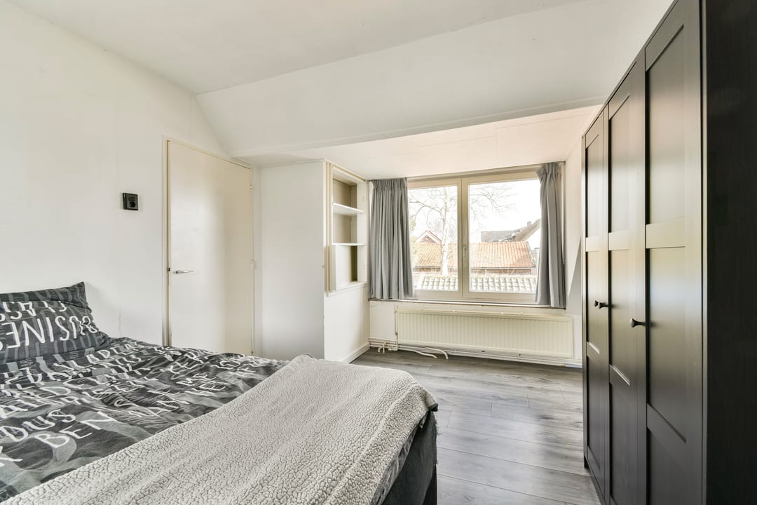 Characteristic semi-detached home with unique riverside location and five bedrooms — 34