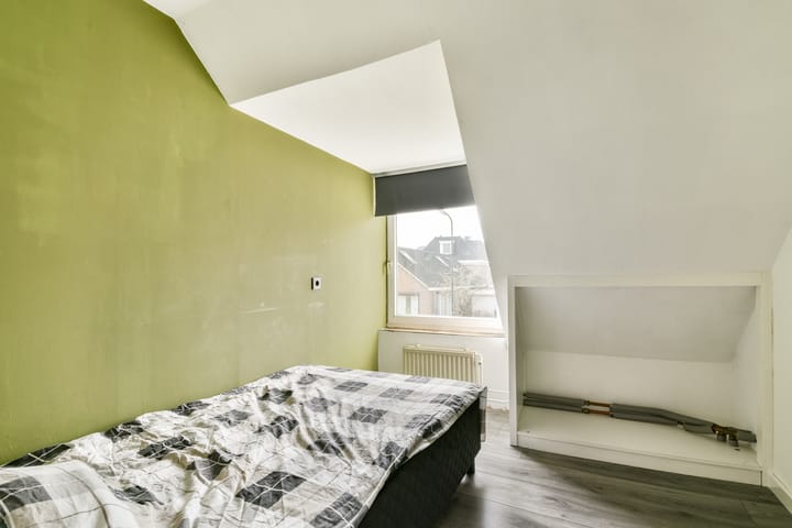 Characteristic semi-detached home with unique riverside location and five bedrooms — 35