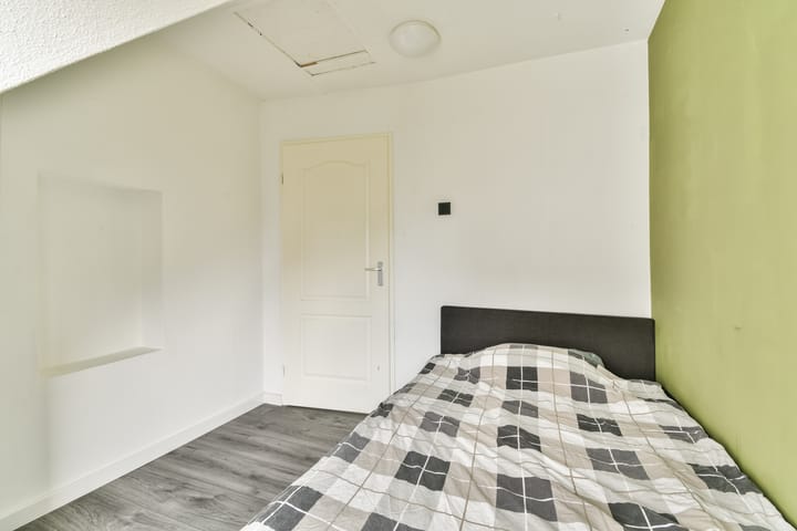 Characteristic semi-detached home with unique riverside location and five bedrooms — 37