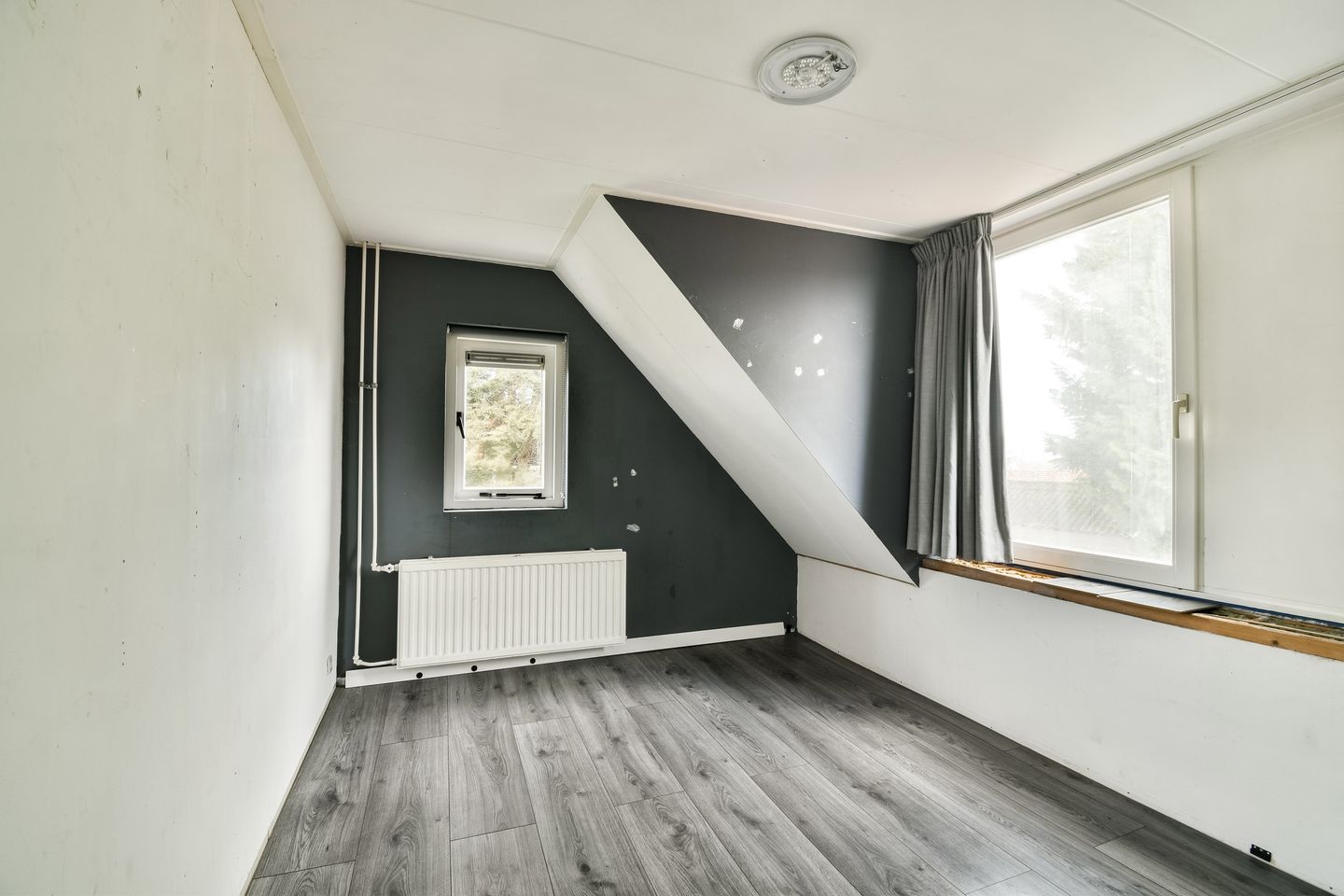 Characteristic semi-detached home with unique riverside location and five bedrooms — 40