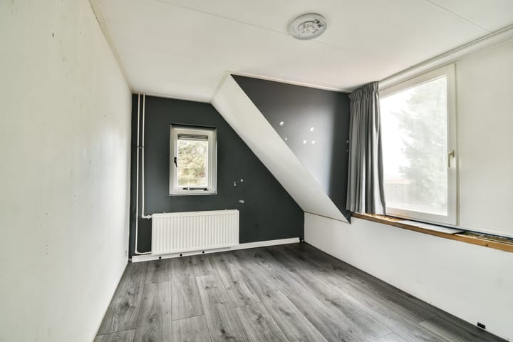 Characteristic semi-detached home with unique riverside location and five bedrooms — 39