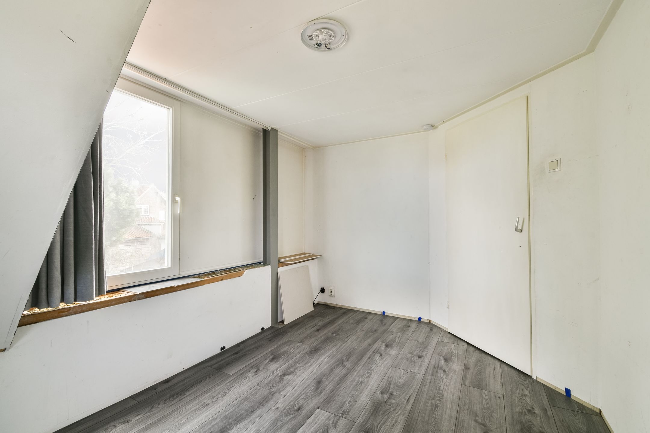 Characteristic semi-detached home with unique riverside location and five bedrooms — 42