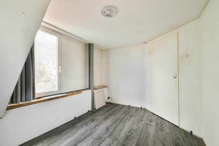 Characteristic semi-detached home with unique riverside location and five bedrooms — 41