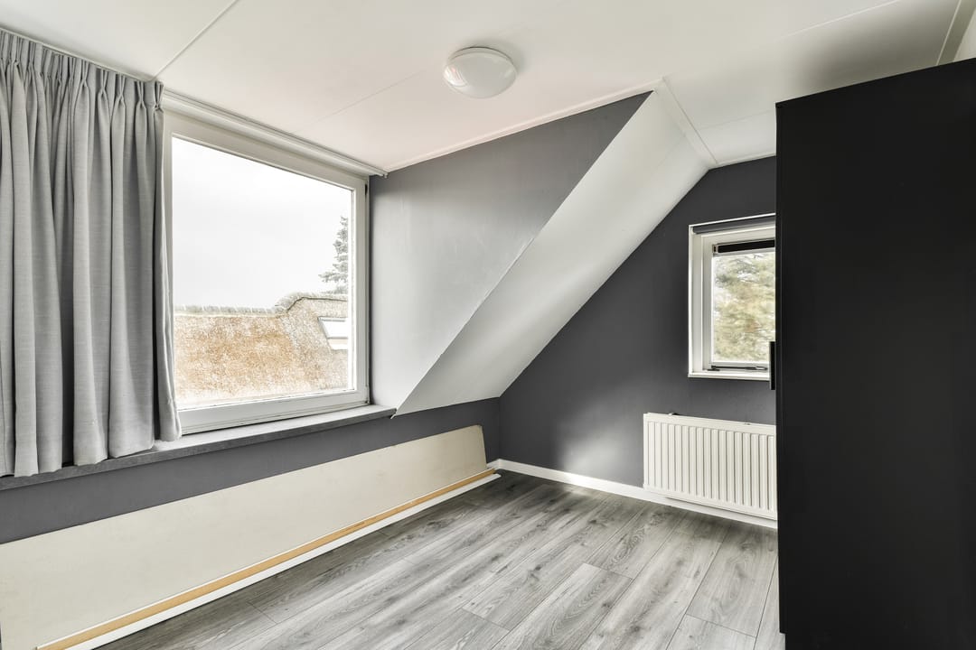 Characteristic semi-detached home with unique riverside location and five bedrooms — 44