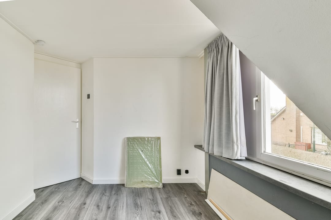 Characteristic semi-detached home with unique riverside location and five bedrooms — 46