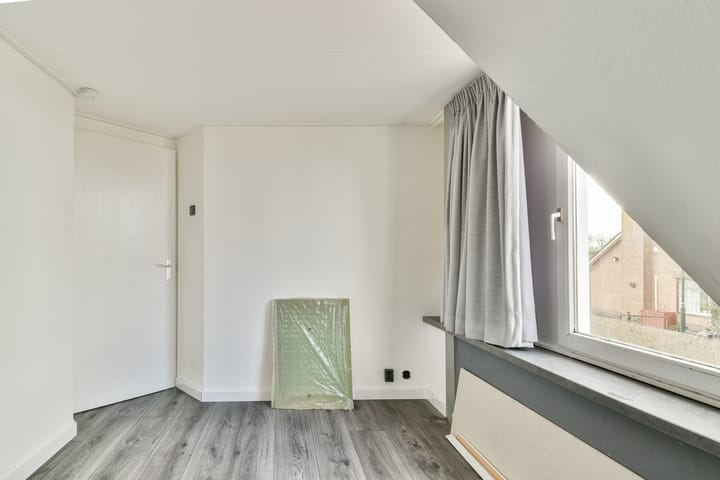 Characteristic semi-detached home with unique riverside location and five bedrooms — 45