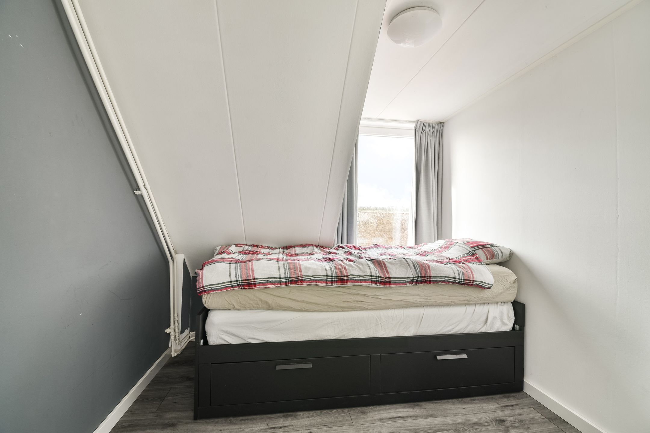 Characteristic semi-detached home with unique riverside location and five bedrooms — 48