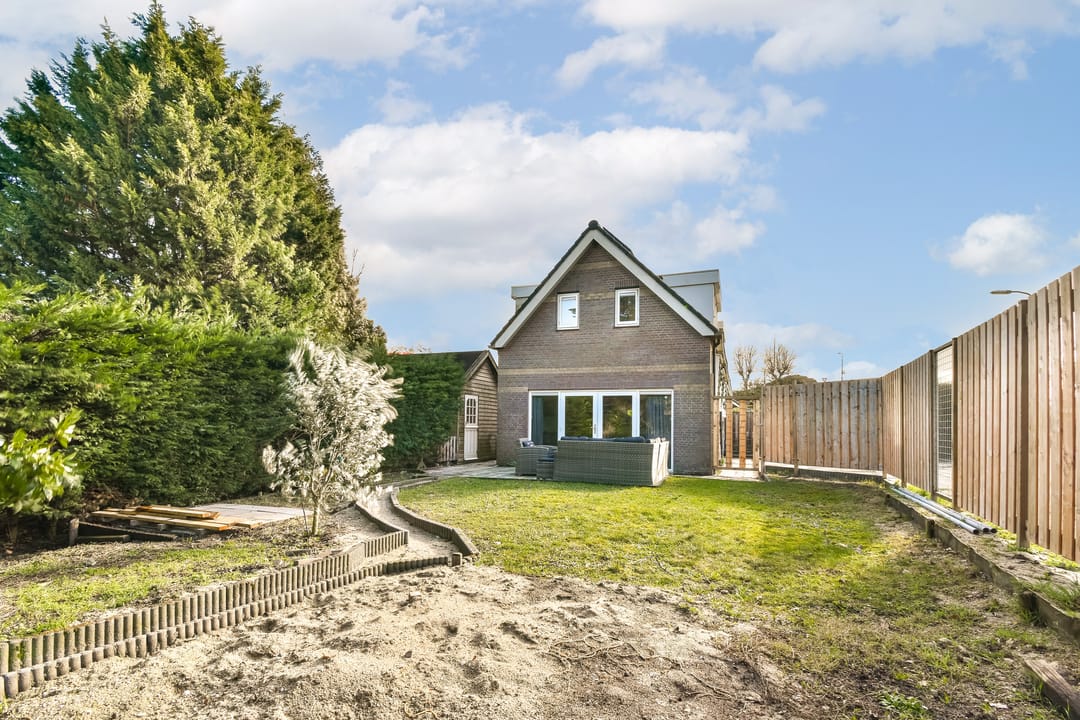 Characteristic semi-detached home with unique riverside location and five bedrooms — 52