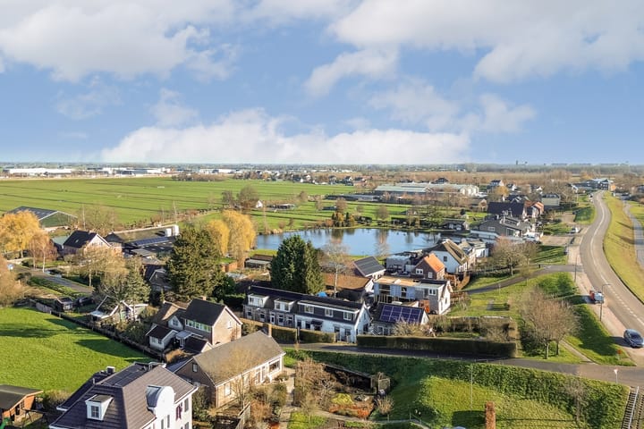 Characteristic semi-detached home with unique riverside location and five bedrooms — 67