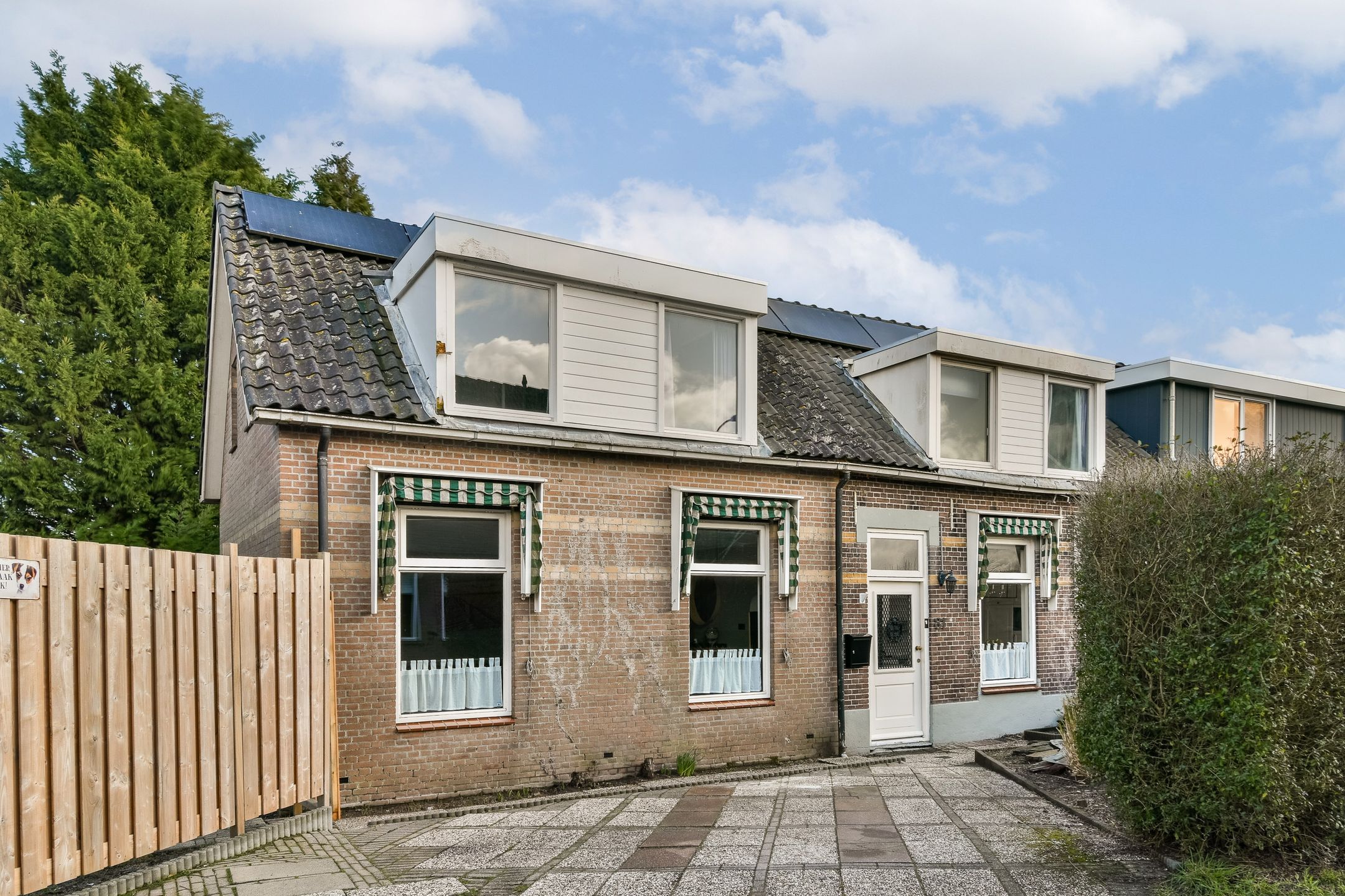 Characteristic semi-detached home with unique riverside location and five bedrooms — 72
