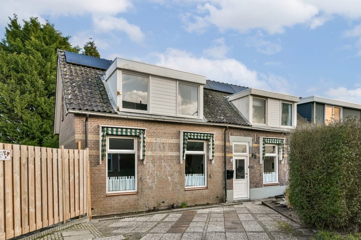 Characteristic semi-detached home with unique riverside location and five bedrooms — 71