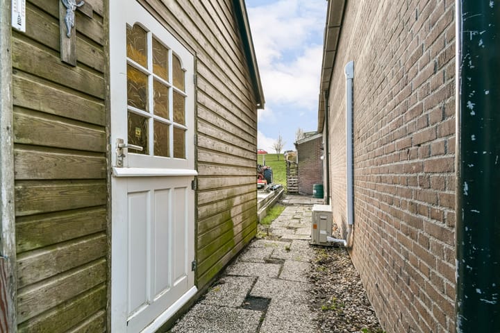 Characteristic semi-detached home with unique riverside location and five bedrooms — 49
