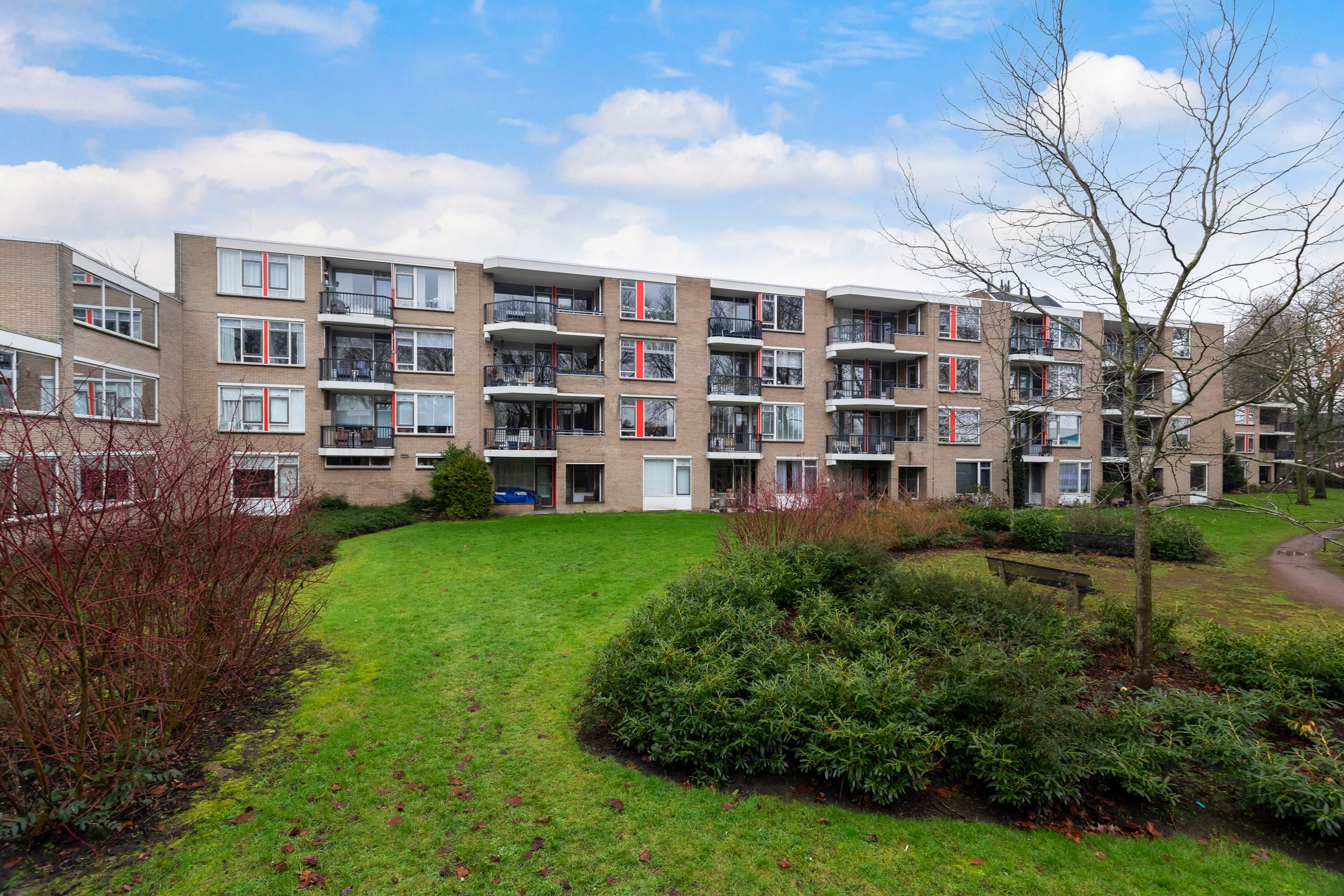 Spacious 3-Room Senior Apartment with Balcony in Barendrecht — 64