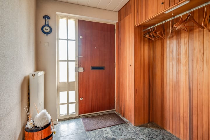 Spacious Family Home with 4 Bedrooms and Sunny Garden — 13