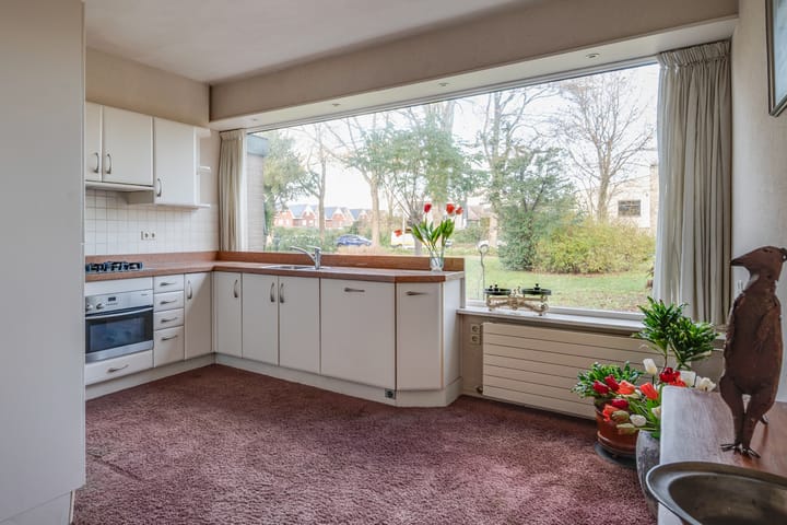 Spacious Family Home with 4 Bedrooms and Sunny Garden — 17