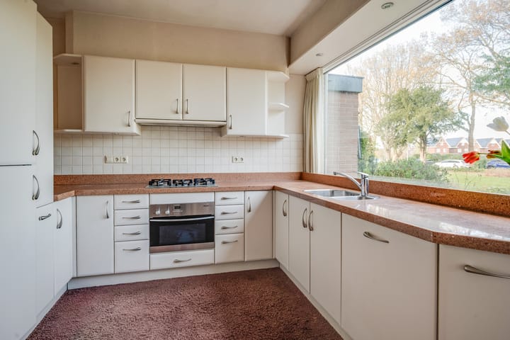 Spacious Family Home with 4 Bedrooms and Sunny Garden — 19
