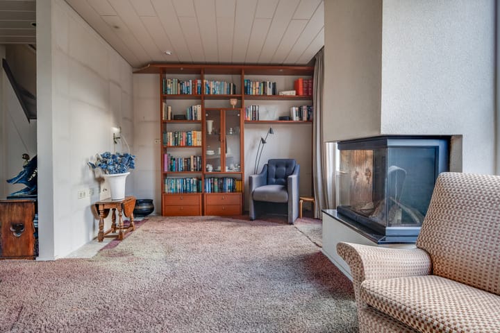 Spacious Family Home with 4 Bedrooms and Sunny Garden — 33
