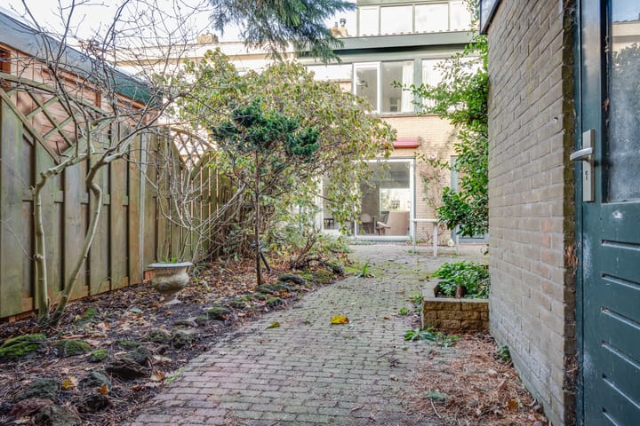 Spacious Family Home with 4 Bedrooms and Sunny Garden — 37