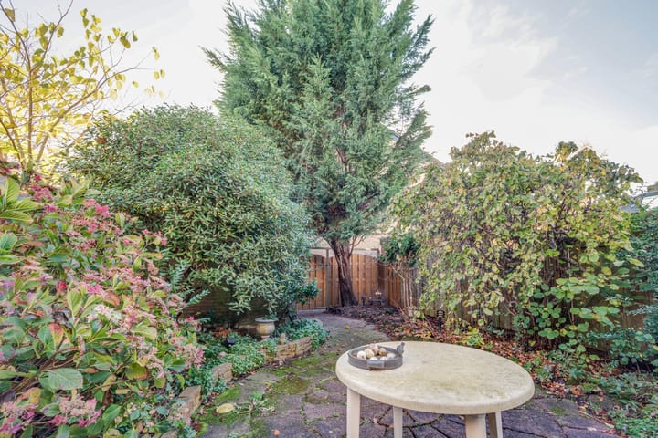 Spacious Family Home with 4 Bedrooms and Sunny Garden — 39