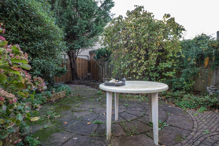 Spacious Family Home with 4 Bedrooms and Sunny Garden — 41