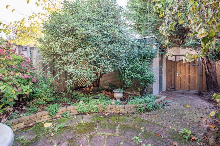 Spacious Family Home with 4 Bedrooms and Sunny Garden — 43