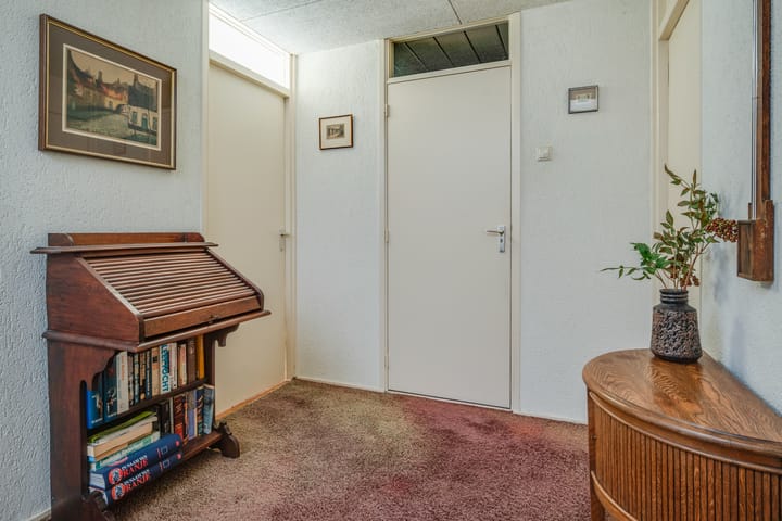 Spacious Family Home with 4 Bedrooms and Sunny Garden — 45