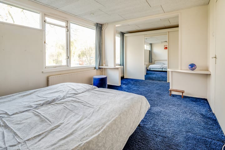Spacious Family Home with 4 Bedrooms and Sunny Garden — 49