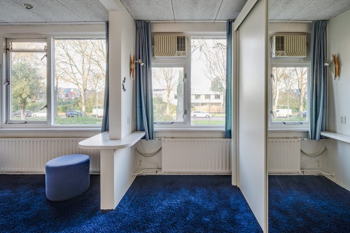 Spacious Family Home with 4 Bedrooms and Sunny Garden — 53