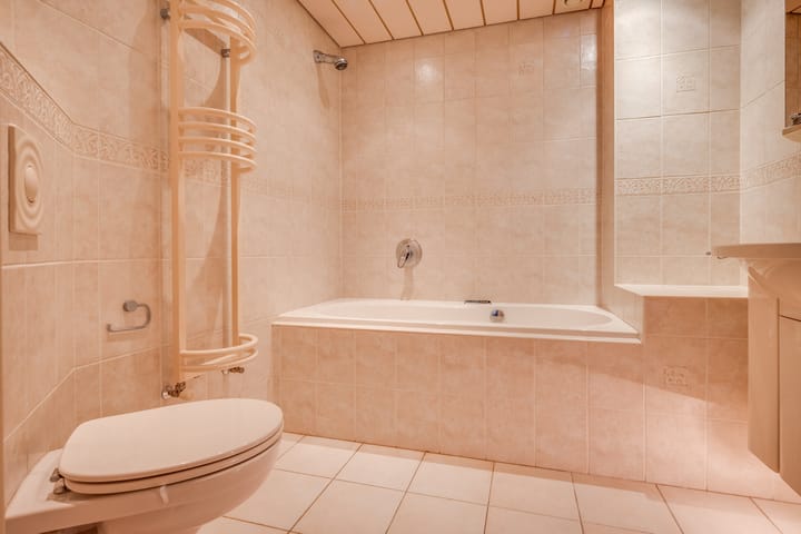 Spacious Family Home with 4 Bedrooms and Sunny Garden — 55