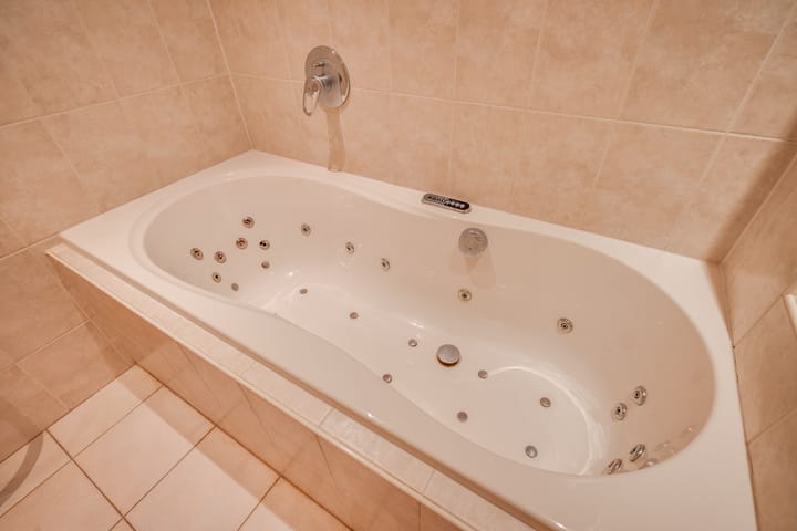 Spacious Family Home with 4 Bedrooms and Sunny Garden — 57