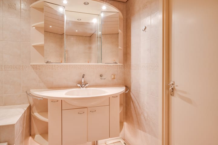 Spacious Family Home with 4 Bedrooms and Sunny Garden — 59