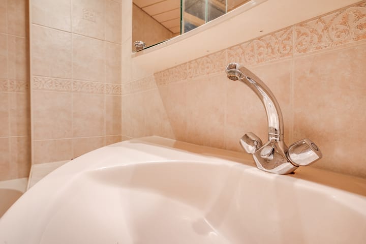 Spacious Family Home with 4 Bedrooms and Sunny Garden — 61
