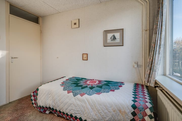 Spacious Family Home with 4 Bedrooms and Sunny Garden — 63