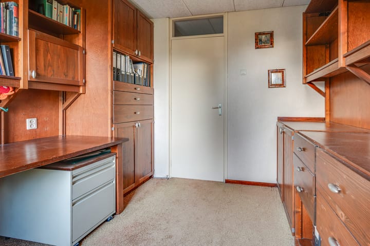 Spacious Family Home with 4 Bedrooms and Sunny Garden — 71