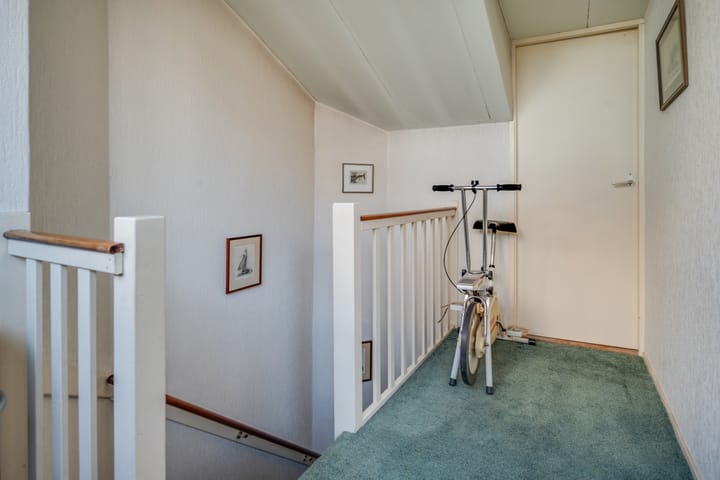 Spacious Family Home with 4 Bedrooms and Sunny Garden — 73