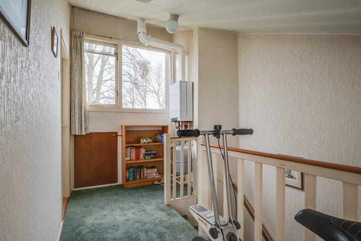 Spacious Family Home with 4 Bedrooms and Sunny Garden — 75