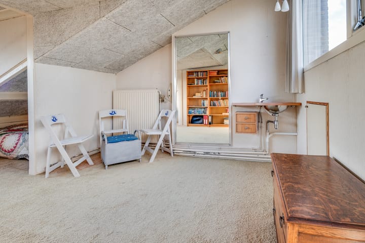 Spacious Family Home with 4 Bedrooms and Sunny Garden — 77