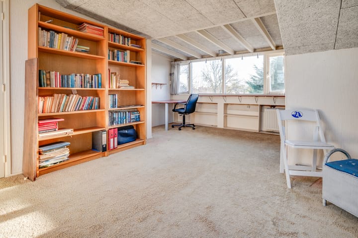 Spacious Family Home with 4 Bedrooms and Sunny Garden — 81