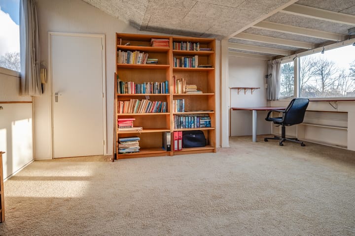 Spacious Family Home with 4 Bedrooms and Sunny Garden — 83