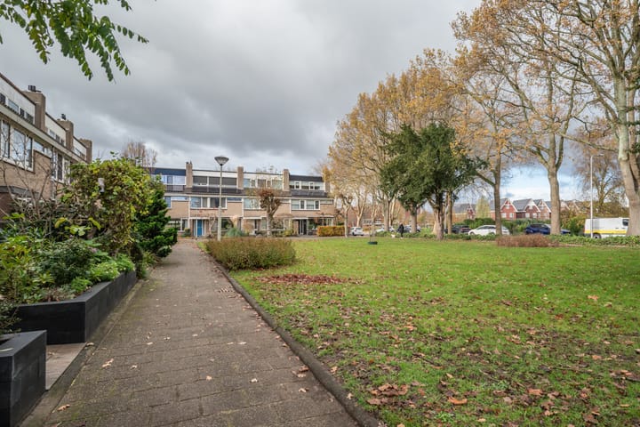 Spacious Family Home with 4 Bedrooms and Sunny Garden — 89