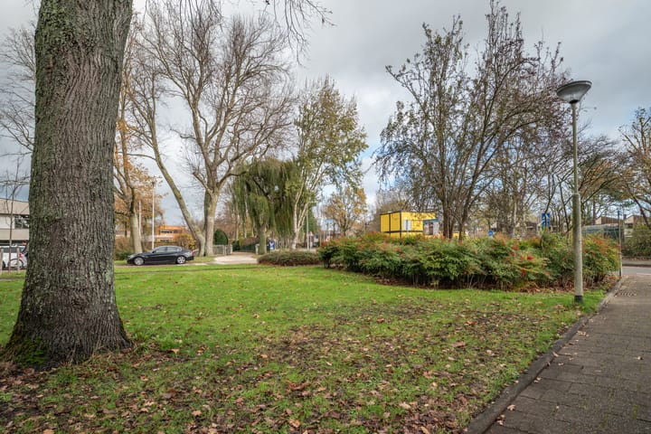 Spacious Family Home with 4 Bedrooms and Sunny Garden — 91