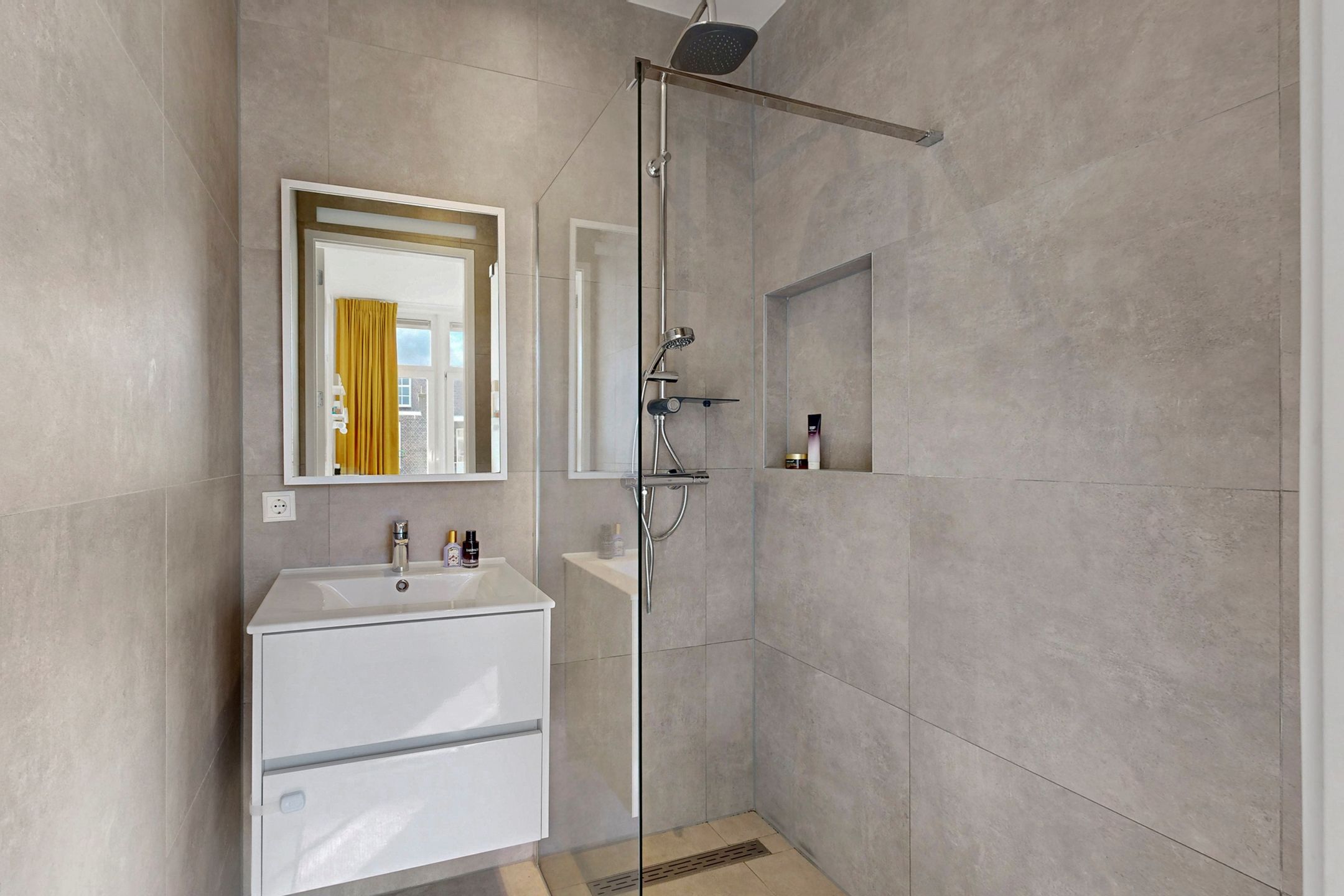 Renovated Apartment with Two Bathrooms and Sunny Balcony in Amsterdam Oost — 35